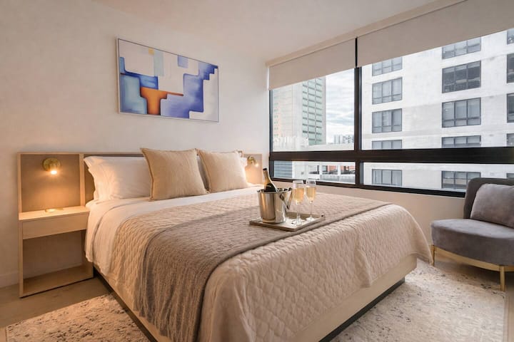 Dormitorio luminoso y espacioso con una decoración elegante e impresionantes vistas de la ciudad: ¡tu escapada perfecta!