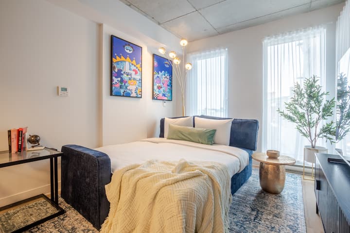 Old Port Stay | Gym, Rooftop Pool & Parking - Concordia University