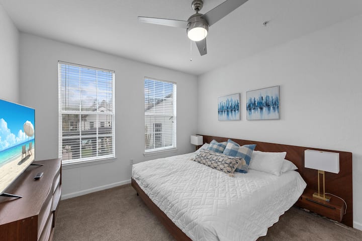 ¿Alguien dijo tierra de los sueños? Esta cama tamaño king es el lugar perfecto para relajarse después de un duro día de diversión, ¡quedarse dormido con la televisión mientras te pones al día con tus programas favoritos!