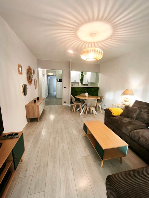 Top performing Airbnb: Chic and cozy nest at the foot of Les Halles in Pau in Pau