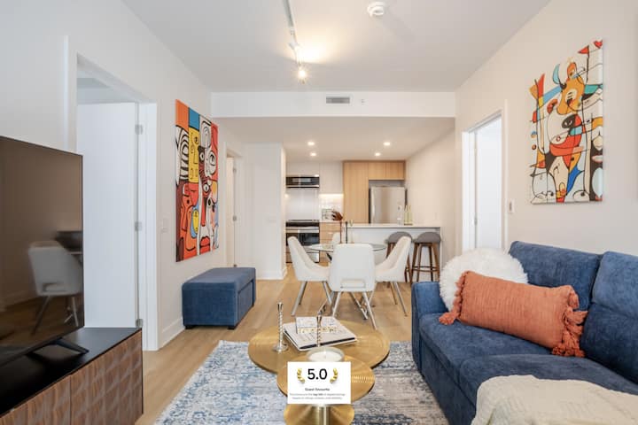 Escape With Sky Lounge & Pool Access - Montreal