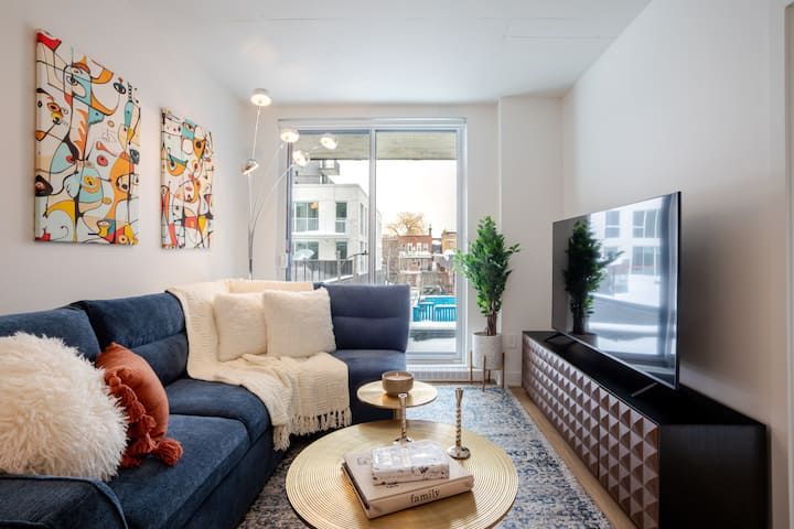 Escape With Sky Lounge & Pool Access - Montreal