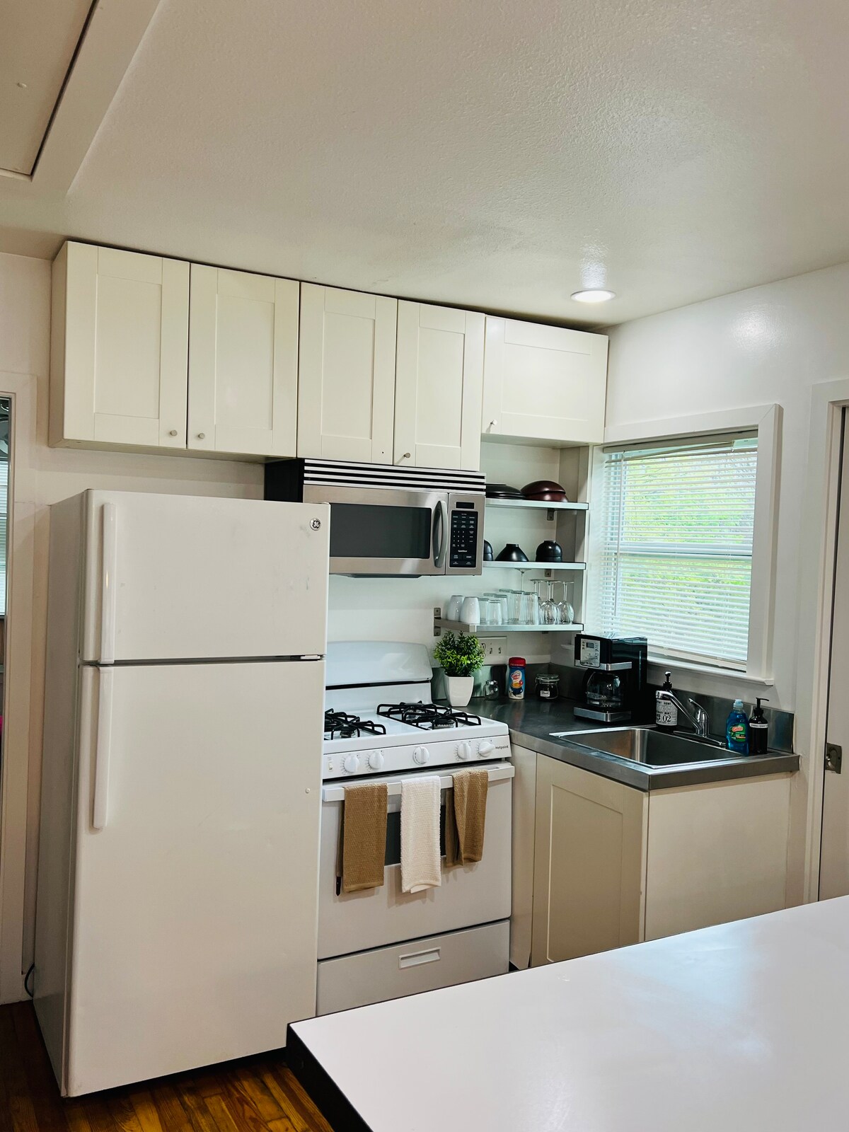 Top Airbnb: Cozy 2-Bedroom Duplex – Your Home Away from Home in L.O. Daniel