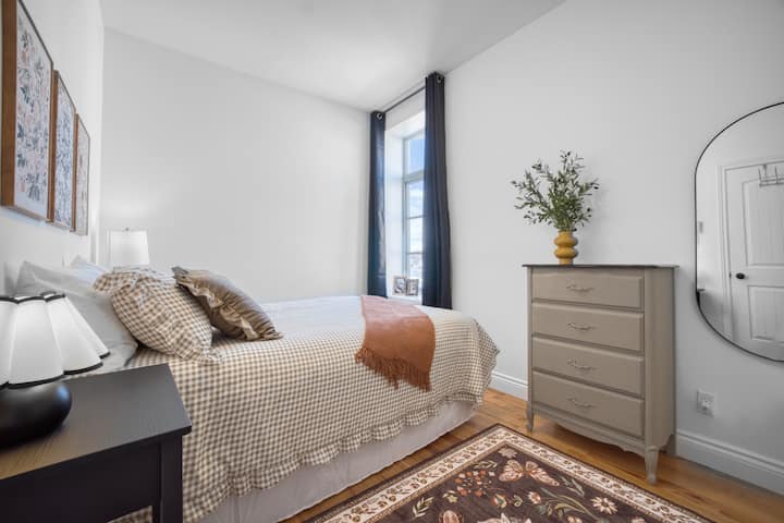 Rooms with contemporary decor and beautiful light, lots of storage and generous spaces.