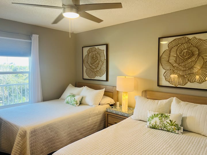 חדר אורחים עם שתי מיטות קווין סייז.