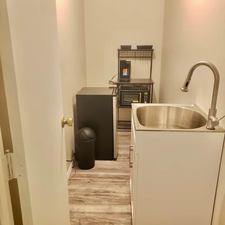 Bed & Bath, 4k 65” Tv, Kitchenette Apt (3b) - Bloomington