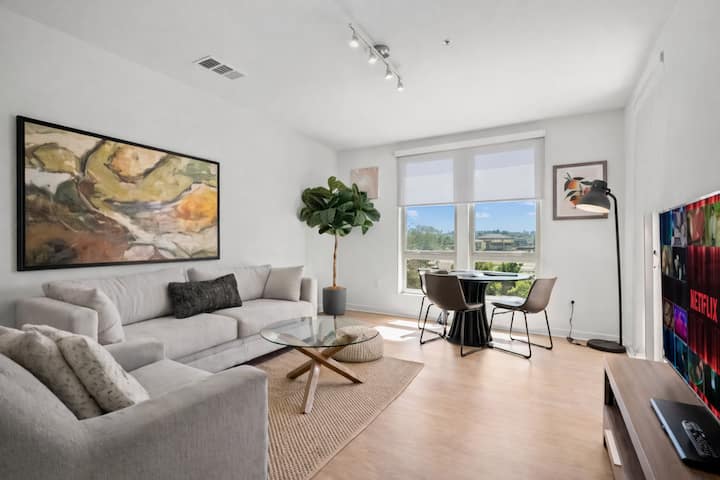 Bright Luxury 2br Retreat With Pool In Irvine - Laguna Hills, CA