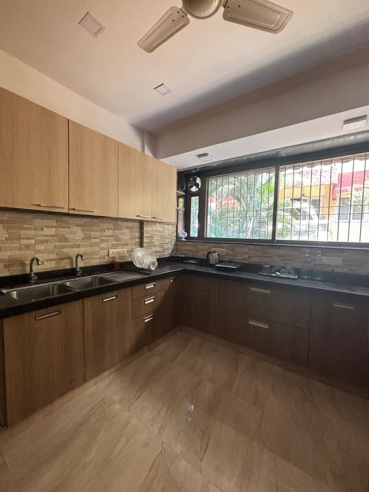 Studio Living In Bandra West - Mumbai