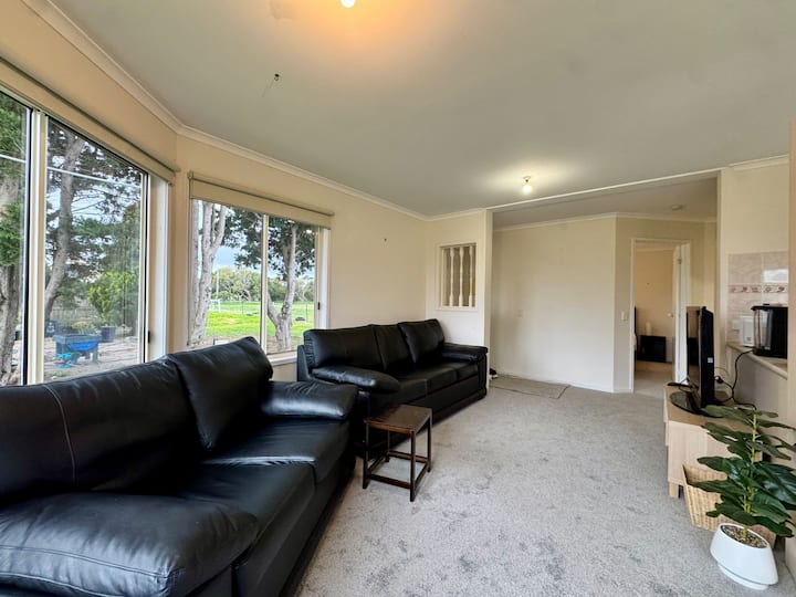 Farm Guesthouse, Paddock, Parking Float Or Caravan - Point Cook