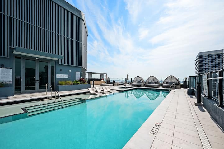 Downtown Studio 1001a | Rooftop Pool & City Views - Miami, FL