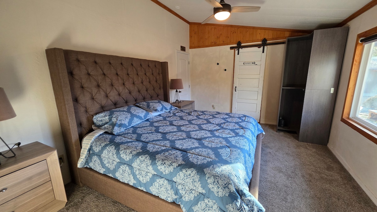 חדר השינה הראשי ממוקם בקצה השני של הבית משני חדרי השינה האחרים.  יש בו מיטת קינג סייז וארון בגדים לפריטים אישיים.