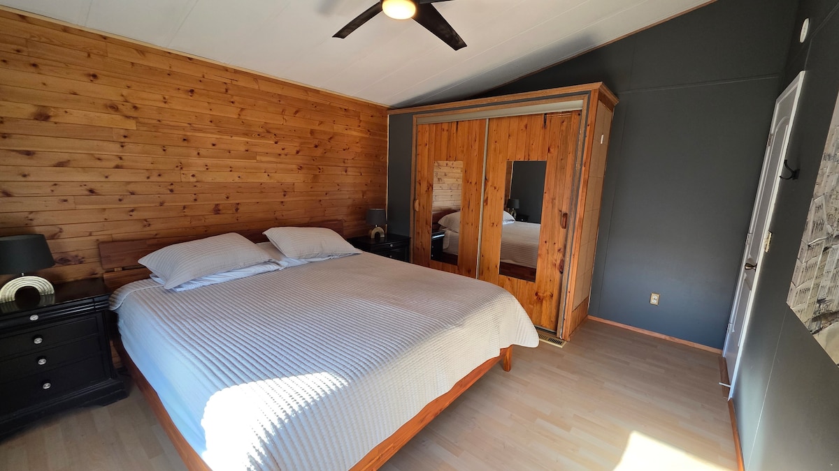 בחדר השינה הזה יש מיטת קינג סייז עם שפע של מקום בארון, מאוורר תקרה ווילונות האפלה.