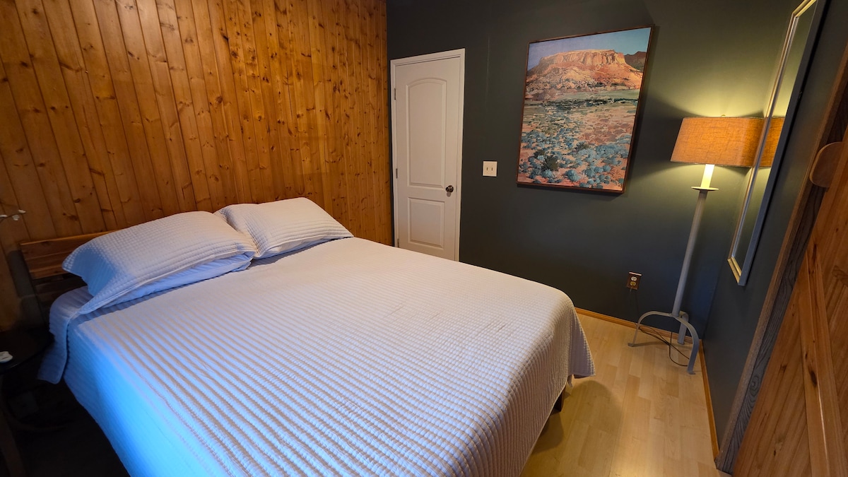 בחדר השינה הזה יש מיטת קווין סייז עם שפע של מקום בארון, מאוורר תקרה ווילונות האפלה.