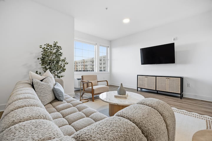Designer King 1br Near Nyc | Parking, Pool & Gym - North Bergen, NJ
