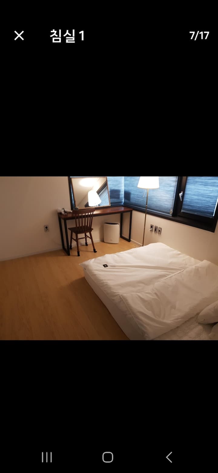 Това е спалня за удобна почивка и сън.
Подготвени са двойно легло и чисти спални принадлежности,
Щорите са монтирани, за да блокират външната светлина и да осигурят уединение.

До прозореца има бюро и стол.
Подходящо е и за работа или лични дела.
Има лампа, която осигурява фина и уютна атмосфера дори през нощта.

Тихо и подредено място
Можете да го използвате удобно по време на престоя си.