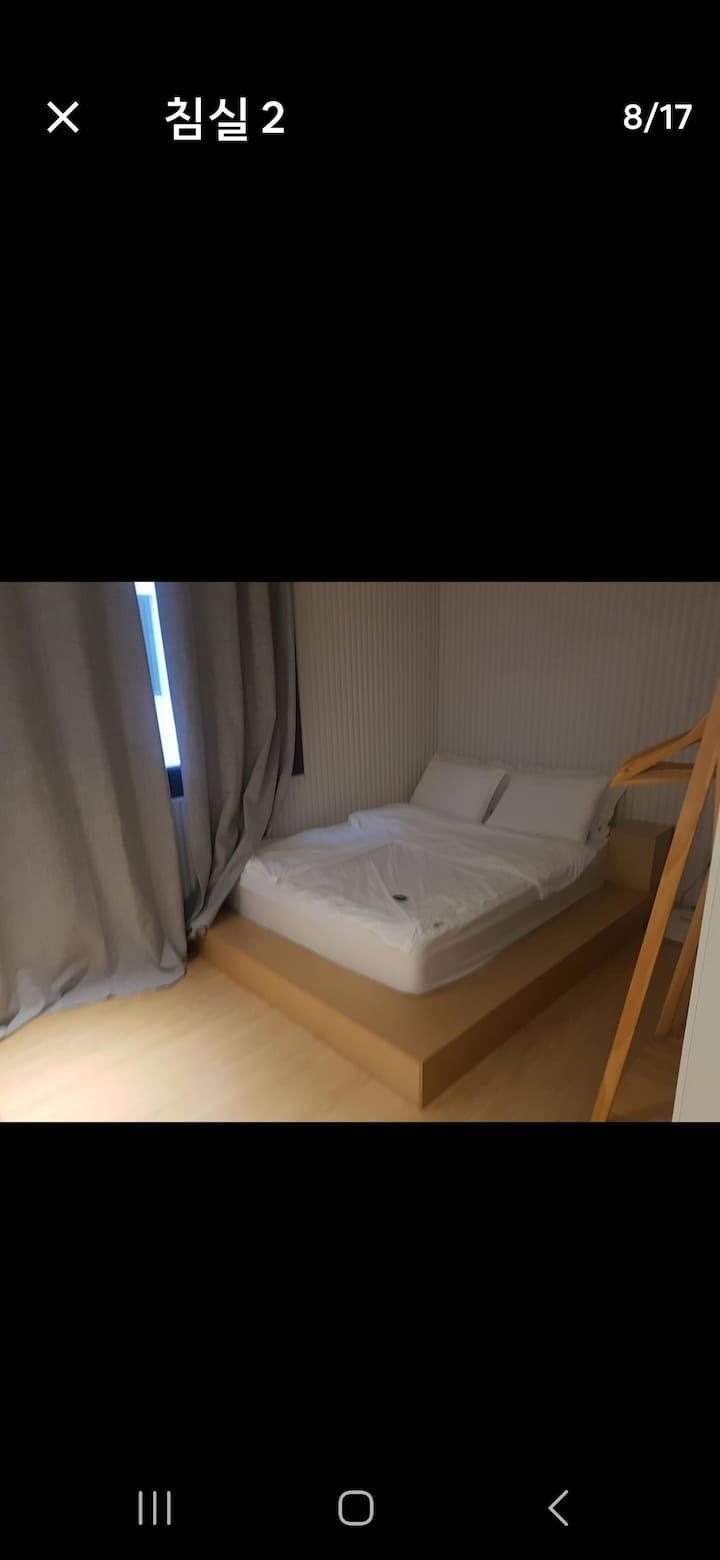 Това е спалня с уютна и стабилна атмосфера.
Осигурени са ниско легло и чисти спални принадлежности
Това е подходящо място за комфортна почивка и сън.

Дебели завеси са монтирани, за да блокират ефективно външната светлина,
Предлага спокойна и тиха атмосфера.
Има закачалка на стената, така че е удобно да закачате дрехи или вещи.



