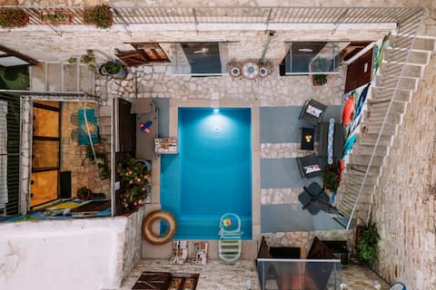 Red Door, lovely Traditional house, jacuzzi & pool