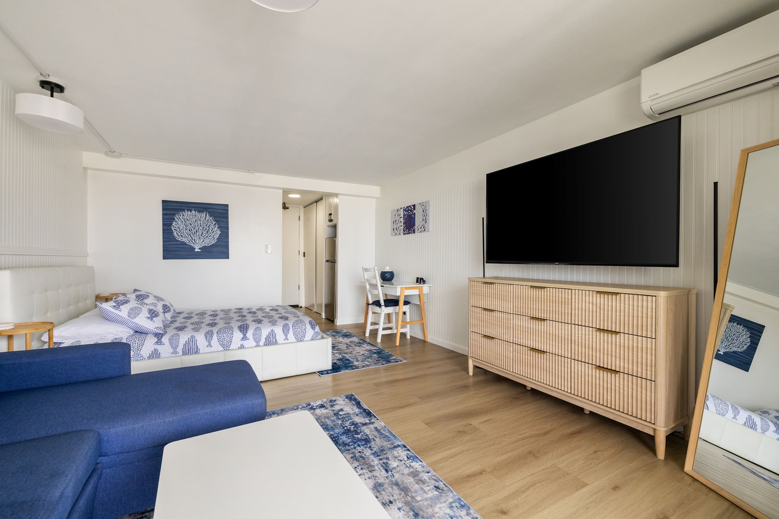Condo in Honolulu · ★4.67 · Studio · 1 bed · 1 private bath - Image 5