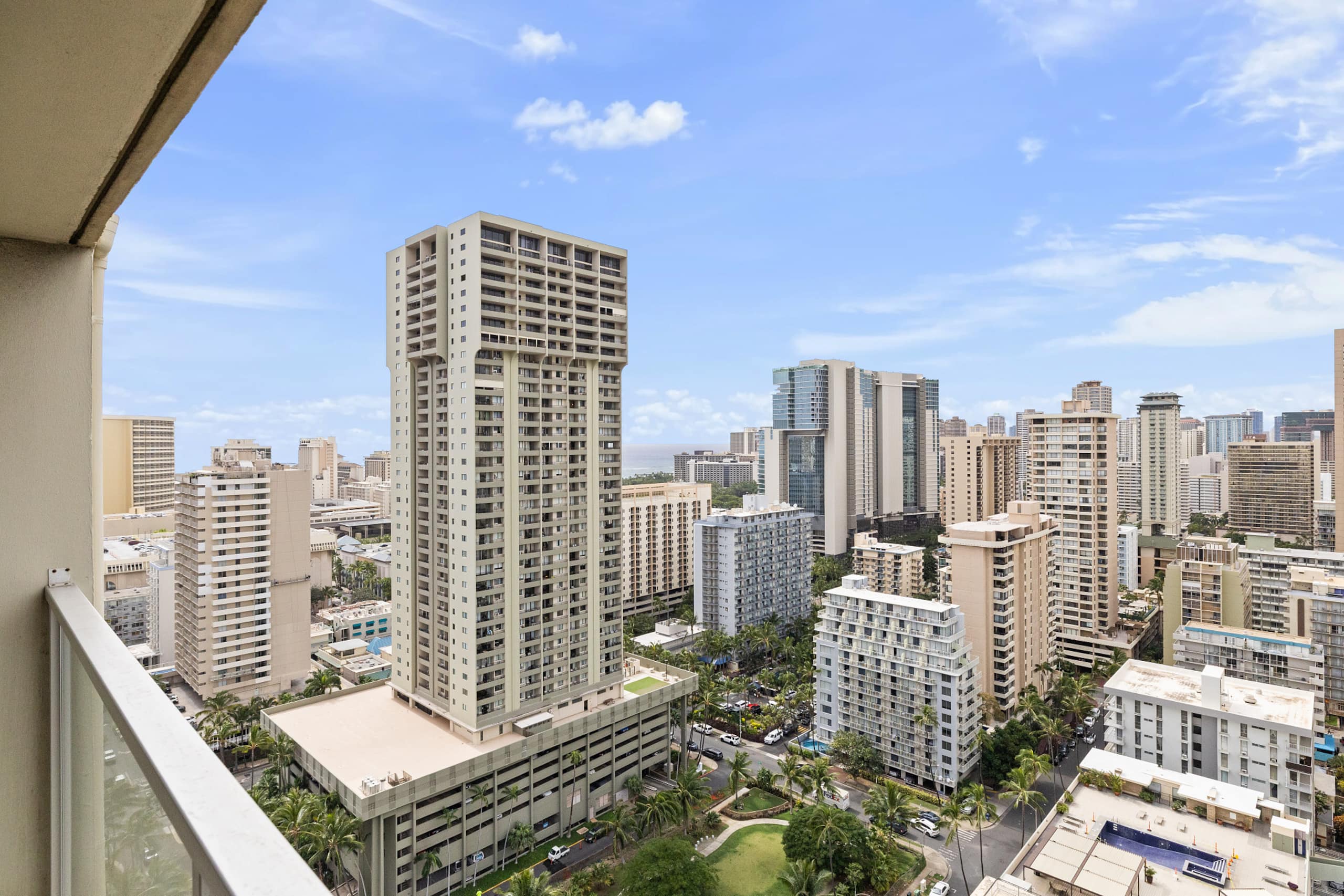 Condo in Honolulu · ★4.67 · Studio · 1 bed · 1 private bath - Image 25