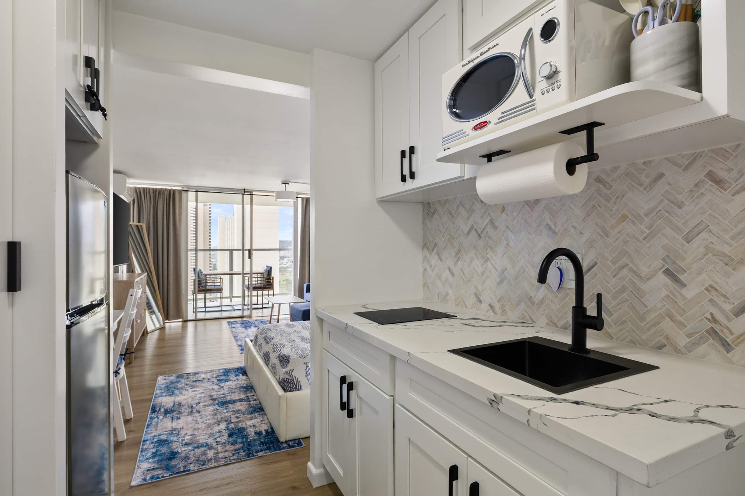 Condo in Honolulu · ★4.67 · Studio · 1 bed · 1 private bath - Image 11