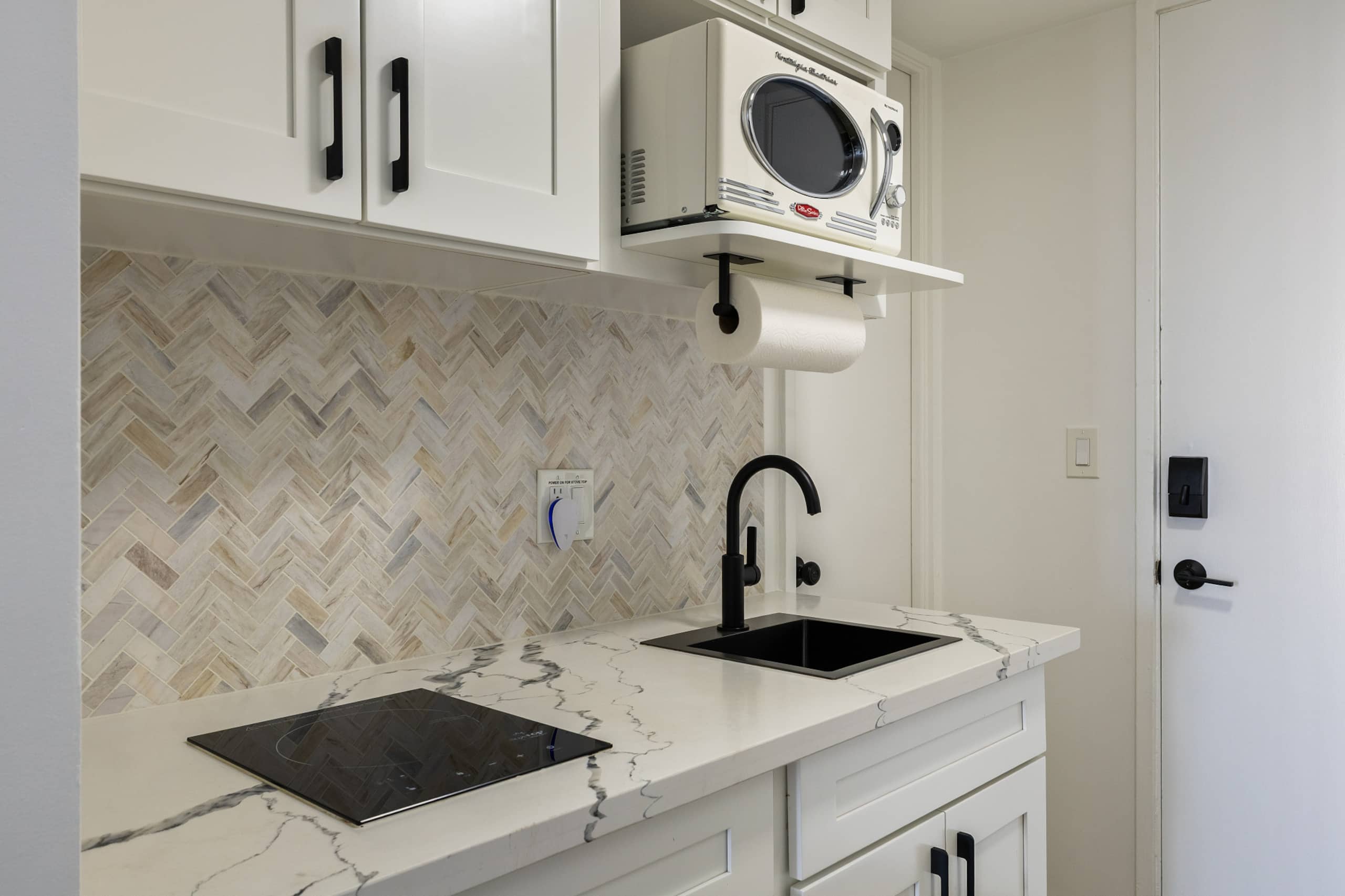 Condo in Honolulu · ★4.67 · Studio · 1 bed · 1 private bath - Image 12