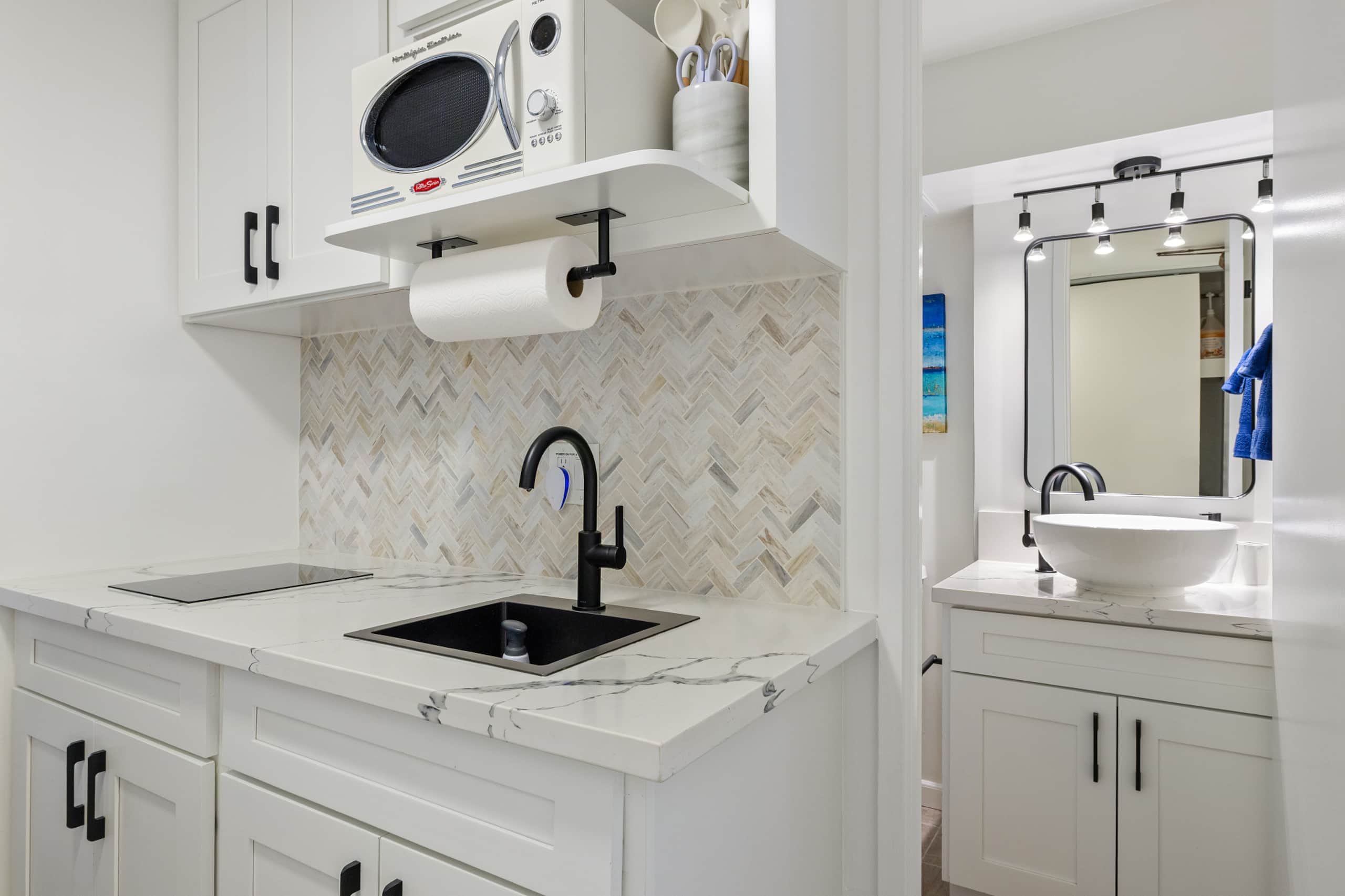 Condo in Honolulu · ★4.67 · Studio · 1 bed · 1 private bath - Image 13