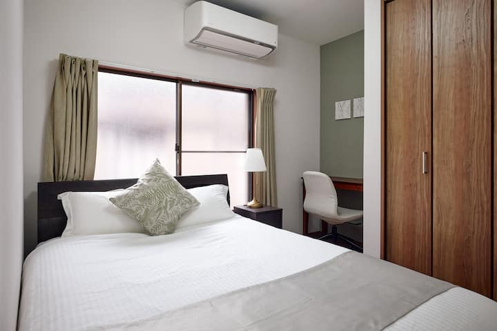 高架住宅套房，质地柔软，自然采光，功能精致。