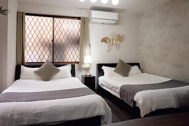 宽敞的用餐区与卧室相连。 大型木质餐桌，非常适合家庭聚餐或团体聚会。 温暖的灯光营造出温馨舒适的氛围。