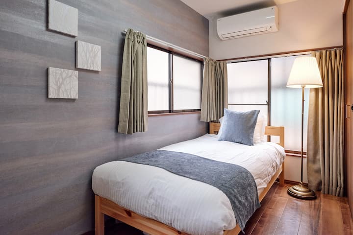 简约的斯堪的纳维亚风格衣柜架增强了精致的日式美学。