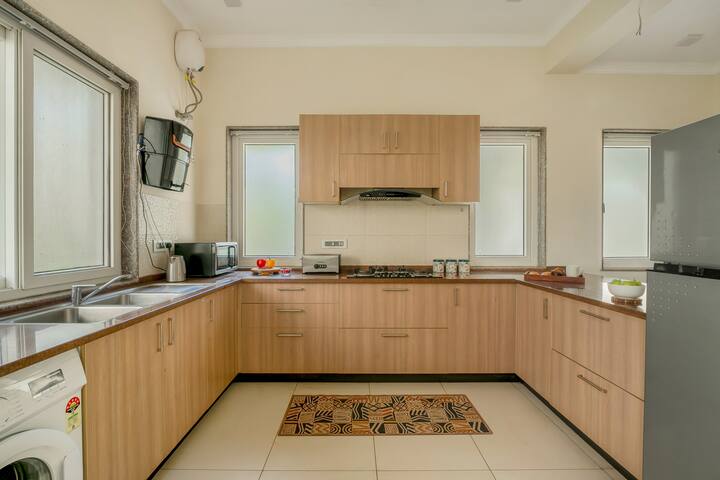 Full kitchen image 1