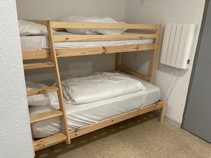 Coin montagne (pièce noire). ✦ 1 lit en 120×190 (lit bas ). Couette en 240×220. 1 oreiller en 60×60.
✦ 1 lit en 90×190 (lit haut). Couette en 140×200 . 1 oreiller en 60×60. 
Draps-housse, taies, housses de couette NON FOURNIS