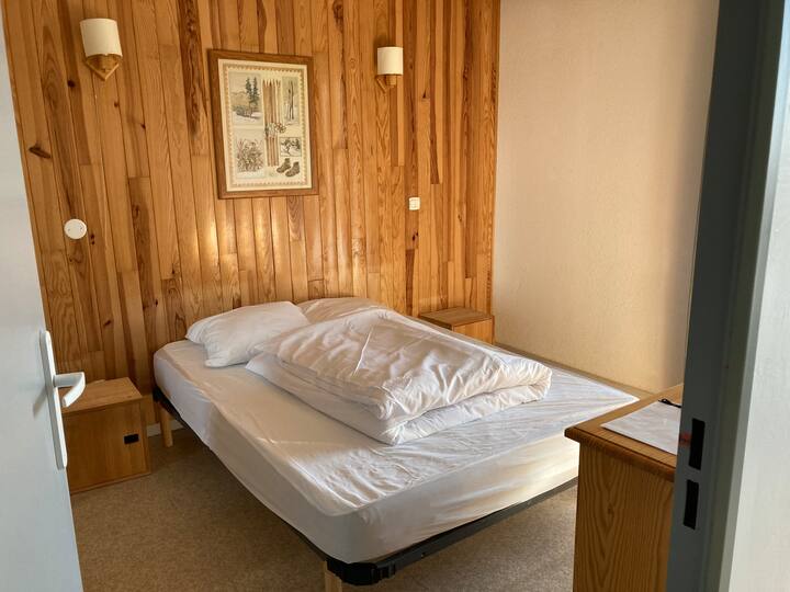 Lit 140x190 ; couette 240x220 ; 2 oreillers 60x60 (drap-housse, taies, housse de couette NON FOURNIS - possibilité de les louer à la conciergerie Tranquilliclé)