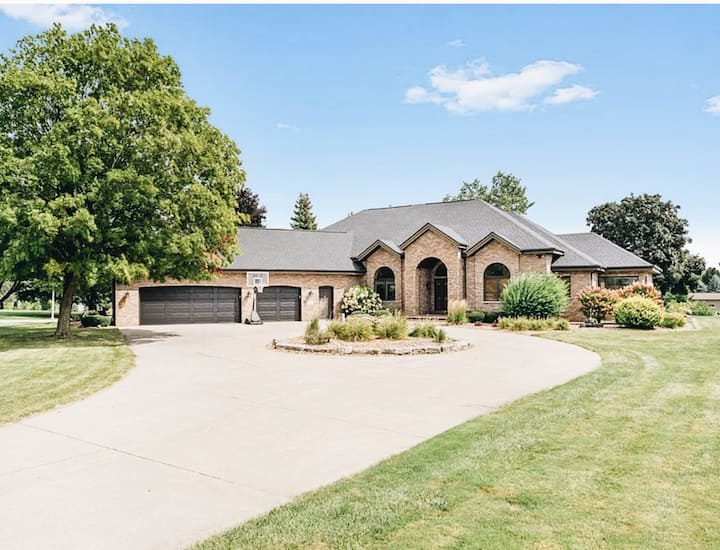 Amazing Eaa Home, 3 Miles Away! - Oshkosh, WI
