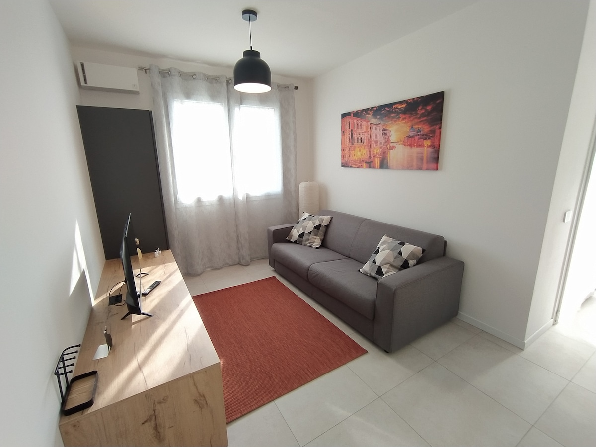 Divan dopio me 2 vende, televizor inteligjent