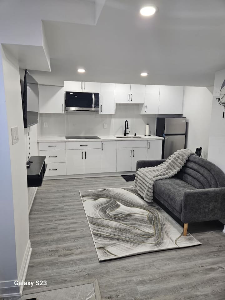 Stylish Modern Suite| Aldershotgo |World Cup Ready - Burlington