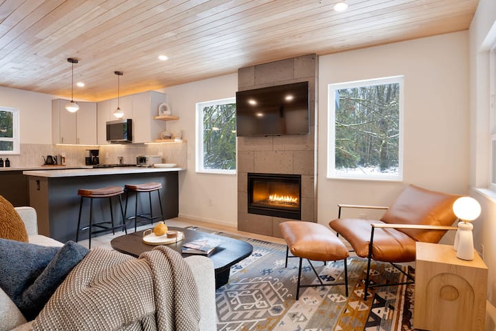Mysty Mountain - Modern Riverfront Cabin - Skykomish, WA