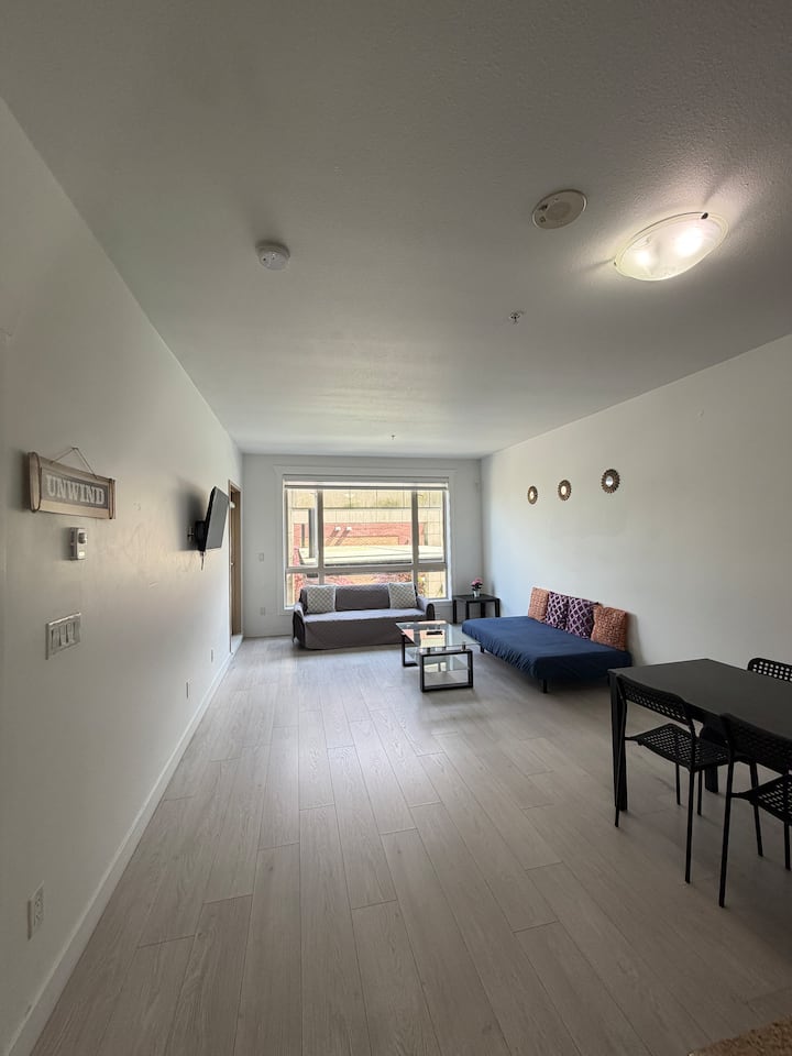 Cozy & Spacious 1br + Den | Perfect For 4 People - Surrey