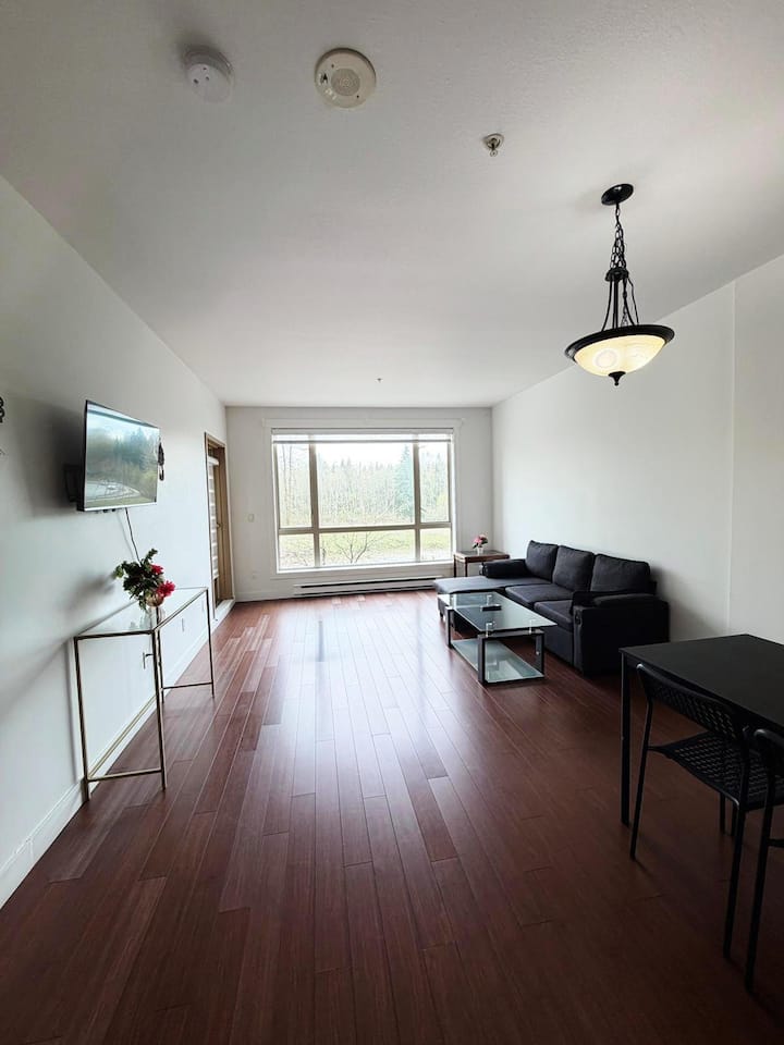 Comfortable 1br + Den, Central & Calm (201) - サレー