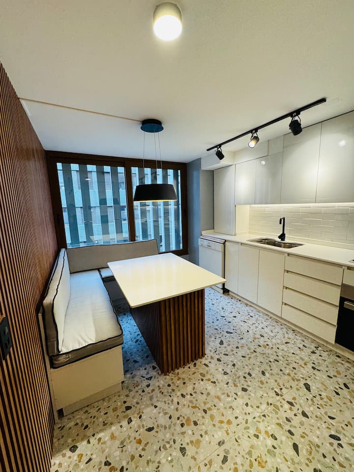 Gran Ubicación, Espacioso Departamento Remodelado. - Vitacura