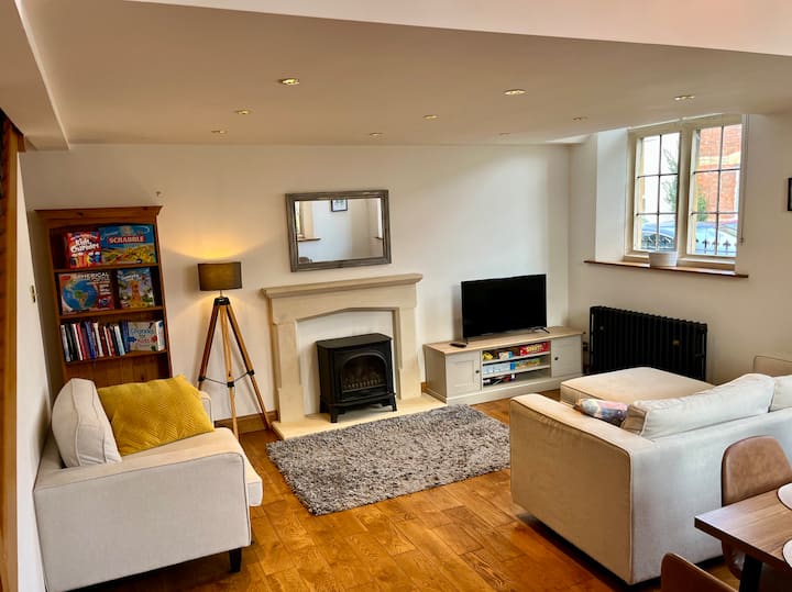 Beautiful School House In Cheltenham Town Centre. - Cheltenham