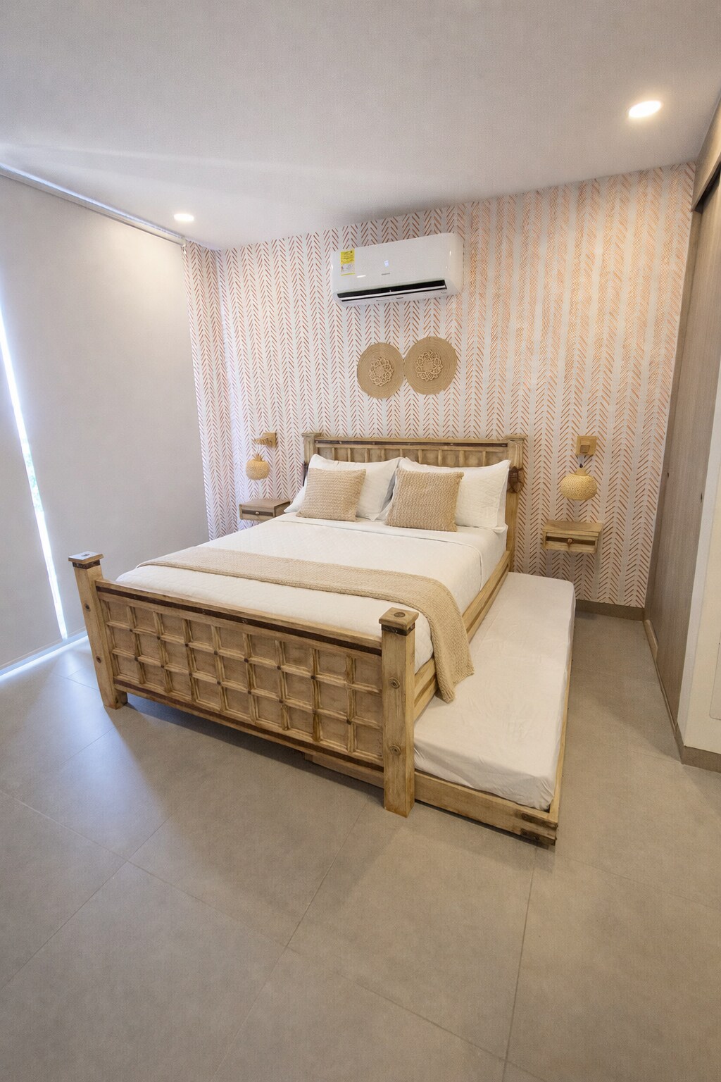 Dhomë gjumi e projektuar për pushim të vërtetë. Krevat i madh dhe i rehatshëm, ajër i kondicionuar, dritë e butë dhe një atmosferë e ngrohtë që të fton të shkëputesh. Këtu fle thellë dhe zgjohesh me energji të përtërirë.