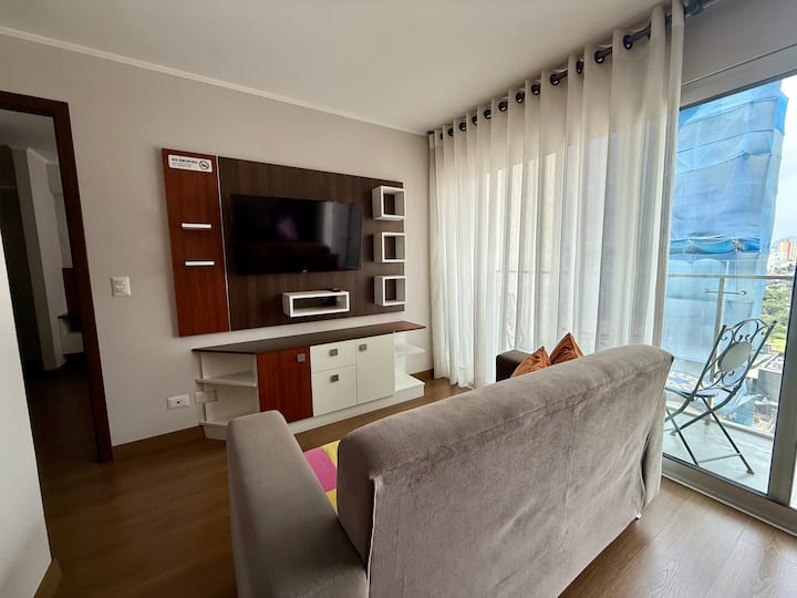 Chumba chenye starehe na cha kupendeza ili kufurahia mfululizo na filamu unazopenda. Ina ufikiaji wa roshani ndogo na yenye joto, inayofaa kwa kunywa kahawa, kusoma au kufurahia wakati wa kupumzika.