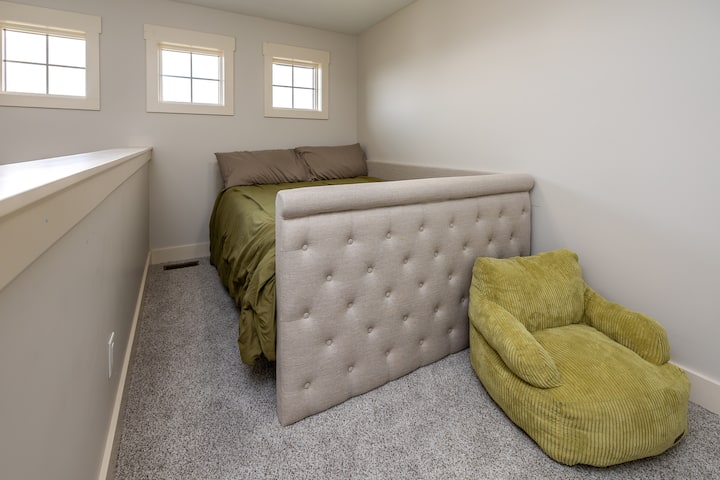 Este es un loft que se encuentra en la parte superior de las escaleras. Es un espacio pequeño con una cama queen. 