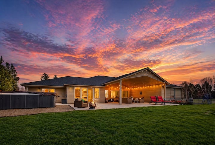 New Spacious Home W/ Pool & Hot Tub On 2 Acresp - Bend, OR