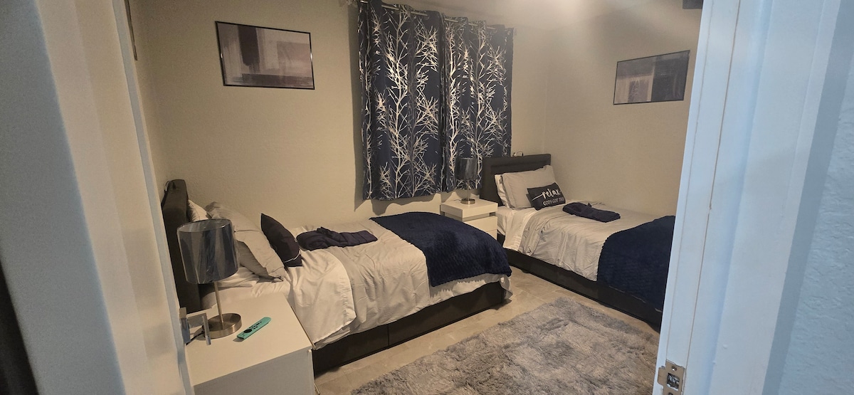 Dormitorio privado con dos cómodas camas individuales, sábanas frescas, mesita de noche y espacio en el armario. Limpio, tranquilo e ideal para familias, amigos o estancias de trabajo. Los huéspedes tienen acceso a un baño exclusivo.