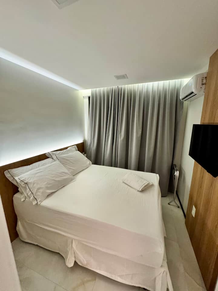 ¡Habitación completa, con aire acondicionado y vistas al mar! 
Se proporcionan sábanas y toallas. Televisor inteligente de 32 pulgadas, armario grande y portaequipajes. Cortina opaca de tela.  Iluminación LED completa.