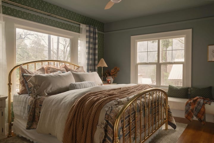 جناح أساسي مع سرير كينج وحمام داخلي خاص (أرضيات رخامية، دش فوق حوض الاستحمام). خزانة ملابس مع مساحة تخزين واسعة. 