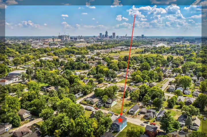 Downtown | 10 Beds | Hot Tub | Garage | Game Room - Indianapolis, IN