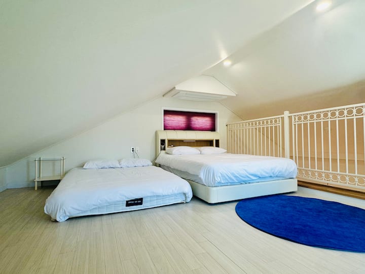 Во спалната соба на вториот кат има 2 брачни кревета (широки 150 – 179 см) и се состои од ниски и обични кревети. Тоа е удобна спална соба со памучен материјал и хотелска постелнина од брендот Mont-noble. Обичните кревети не го нарушуваат сонот на другите благодарение на индивидуалното приватно осветлување.
Перниците се меки, а постелнината е сертифицирана од Rohas, тестирана за флуоресцентност (тест за флуоресцентност), тестирана за отпорност на прашина со големи честички, тестирана за отпорност на ситна прашина и тестирана за безбедност на детергентот. Има странична масичка наменета за безбедност.