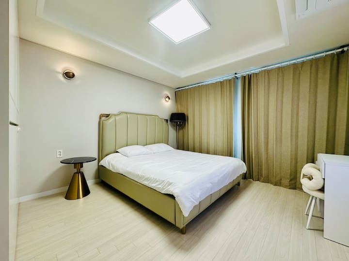 Главната спална соба на првиот кат има брачен кревет (широк 180 – 220 см). Удобна и пријатна спална соба со хотелски постелнина од памук • Марка Mont-noble. 
Перниците се меки. Постелнината е сертифицирана од Rohas, нема флуоресцентни својства (тест за флуоресценција), го помина тестот за грини, го помина сличниот тест за чистење ситна прашина и го помина тестот за безбедност од алергии. Има кружна странична масичка од мермер за дизајн и безбедност.